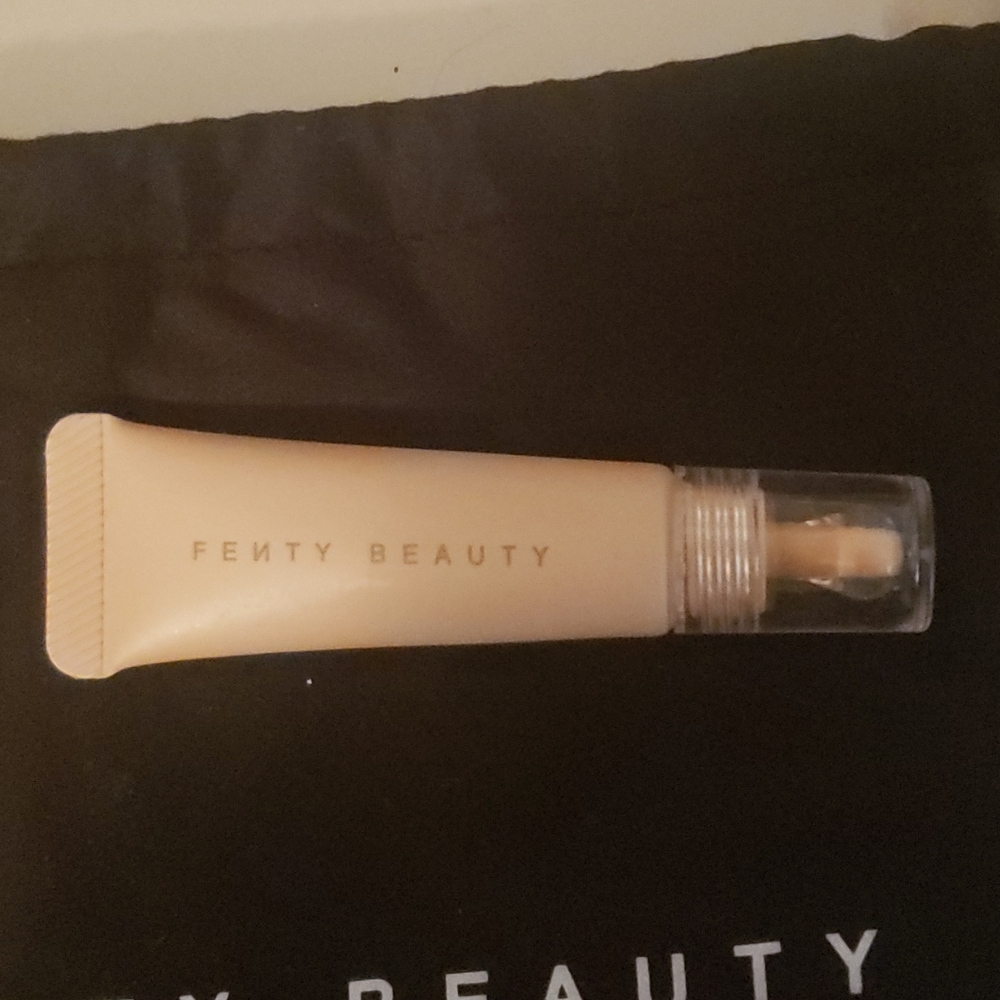 Fenty Brightener Concealer in honey